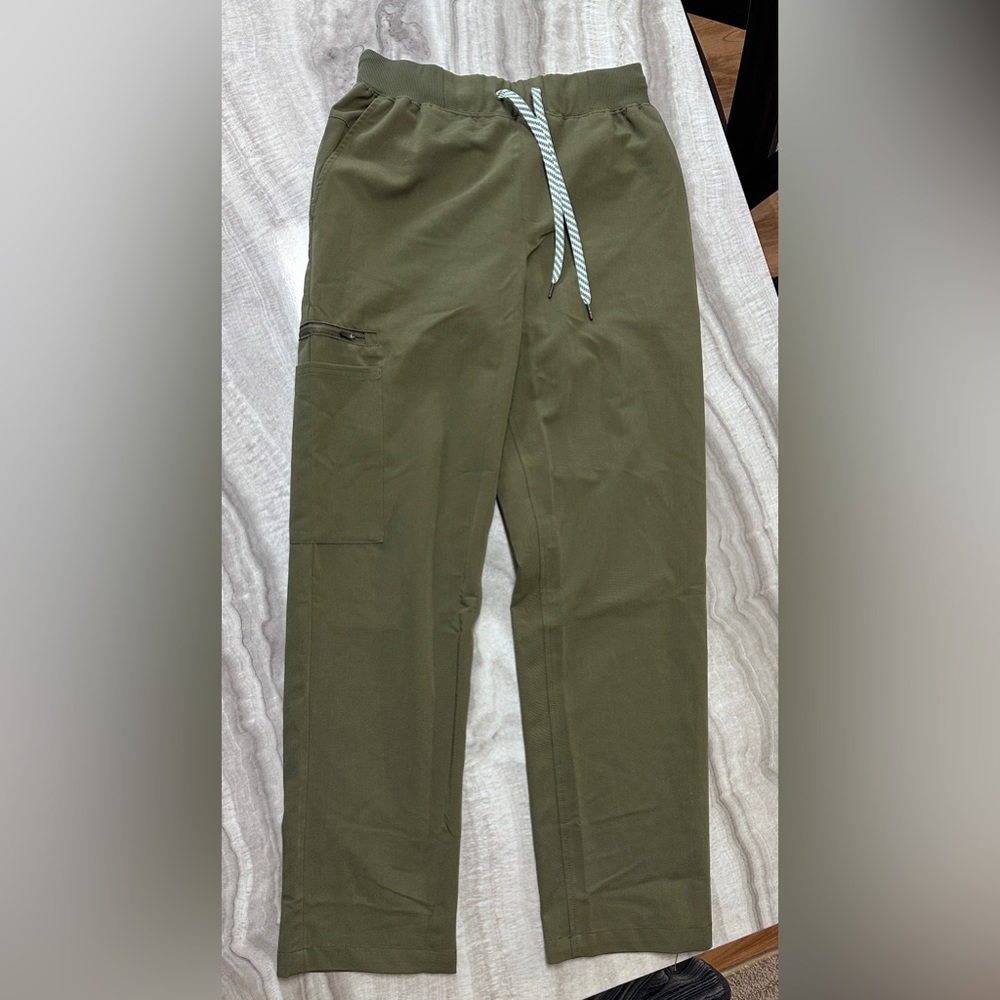 STUNNING Jaanuu Scrubs